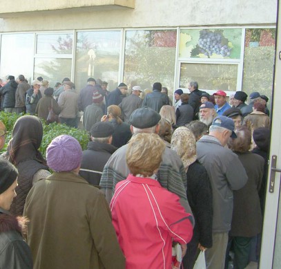 Primăria amână distribuirea pachetelor cu alimente pentru pensionari: TIR-urile cu pui sunt blocate în nămeţi Primăria amână distribuirea pachetelor cu alimente pentru pensionari: TIR-urile cu pui sunt blocate în nămeţi