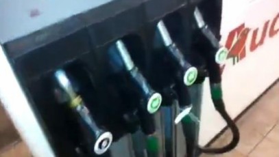 Şoferi contra benzinari. Modul scandalos în care este FURAT LA POMPĂ un şofer Şoferi contra benzinari. Modul scandalos în care este FURAT LA POMPĂ un şofer