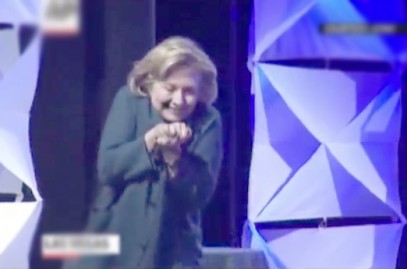 Hillary Clinton, atacată cu un pantof în timpul unei conferinţe Hillary Clinton, atacată cu un pantof în timpul unei conferinţe