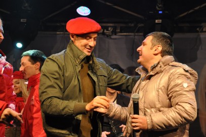Cine nu dansează pe ritmuri de manele, nu ia voturi! :)) Serios?! Cine nu dansează pe ritmuri de manele, nu ia voturi! :)) Serios?!