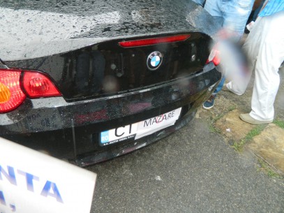 Protestatarii de la Primăria Constanţa l-au parodiat pe Radu Mazăre şi gagicile sale. Momo a venit cu o decapotabilă a senatorului Chiru Protestatarii de la Primăria Constanţa l-au parodiat pe Radu Mazăre şi gagicile sale. Momo a venit cu o decapotabilă a senatorului Chiru