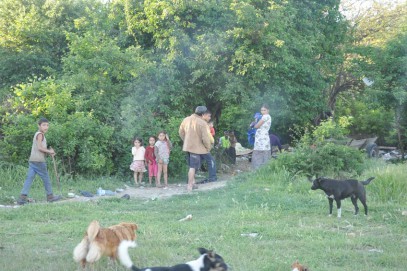 Romii instalaţi abuziv pe un teren al Primăriei Eforie au primit locuinţe Romii instalaţi abuziv pe un teren al Primăriei Eforie au primit locuinţe