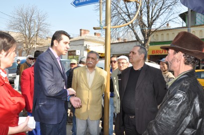 Chiru a discutat cu oamenii, în Piaţa Griviţei şi la Primăria Constănţenilor: Se impune demiterea directorului RADET Chiru a discutat cu oamenii, în Piaţa Griviţei şi la Primăria Constănţenilor: Se impune demiterea directorului RADET