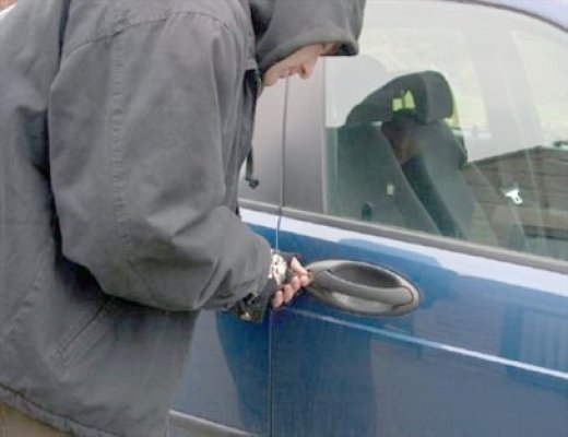 Reținut pentru tentativă la furt calificat după ce a spart un autoturism