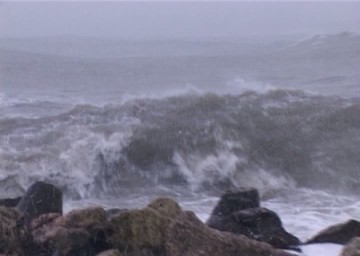 O mega-furtună a făcut ravagii în Marea Neagră. Valurile de 8 metri au adus apa pe autostrăzi 