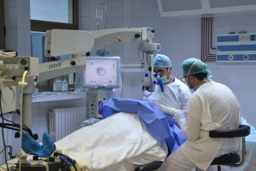 Doi medici, trimişi în judecată pentru aducerea ilegală din Italia a sute de cornee pentru transplant