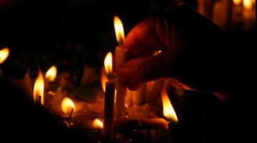Afiș la o biserică: 'Lumânările de altă proveniență nu vă aduc nici un folos duhovnicesc'