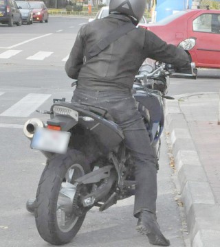 Un motociclist beat şi fără permis a fost urmărit de poliţişti, după ce a refuzat să oprească