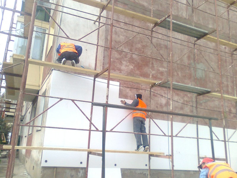 Primăria nu-i dă voie unui constănţean să izoleze faţada apartamentului Primăria nu-i dă voie unui constănţean să izoleze faţada apartamentului