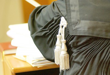 Sute de magistraţi cer retragerea proiectului de modificare a legilor justiţiei