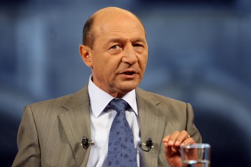 TRAIAN BĂSESCU 'o roagă' pe VIORICA DĂNCILĂ să plece de la Palatul Victoria