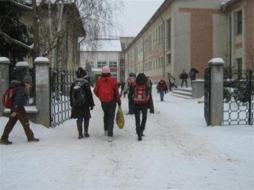 Școlile din Constanța nu vor fi închise vineri, dar profesorilor li se recomandă să nu pună absențe elevilor navetiști!