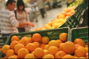 INS: Fructele proaspete au continuat să se scumpească în iunie, cu aproape 6%, în schimb s-au ieftinit cartofii cu 11,51%