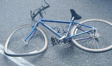 Copil de 14 ani, aflat pe bicicletă, LOVIT DE MAȘINĂ!