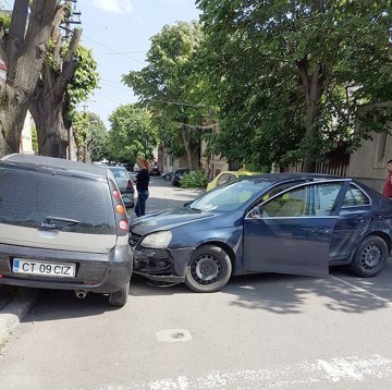 Schimbare pentru proprietarii cu mașini avariate: nu ar mai fi obligați să meargă la Poliție în 24 de ore