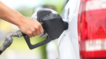 Studiu: Statul, principalul beneficiar al scumpirii carburanţilor; soluţia optimă ar fi scăderea taxelor