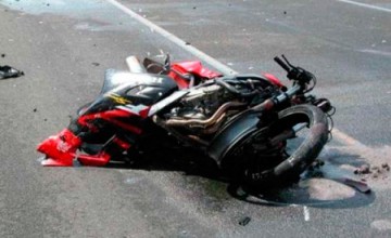 Băut, cu o motocicletă neînmatriculată, a fost lovit de un tractor!