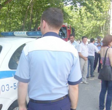 Drogat din București, încătușat după ce a făcut circ în sediul poliției din Ovidiu