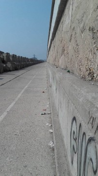 Un pescar a căzut în apă, între stabilopozi
