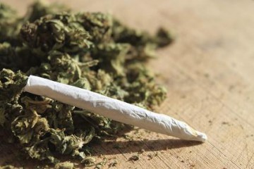 Tineri prinși cu un JOINT cu cannabis, în stațiunea Mamaia