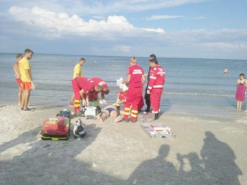 Persoană RESUSCITATĂ pe plaja din Mamaia!