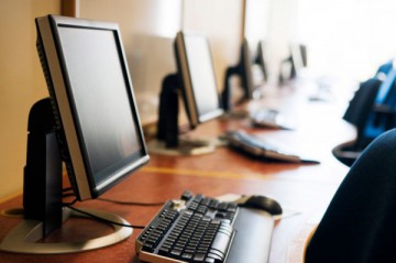 Companiile din IT, îndemnate să doneze computerele uzate către şcoli, în campania „Intră în cercul solidarITăţii!“