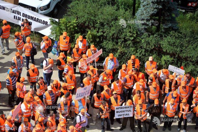 Angajații de la drumuri cer bani mai mulți și utilaje noi!