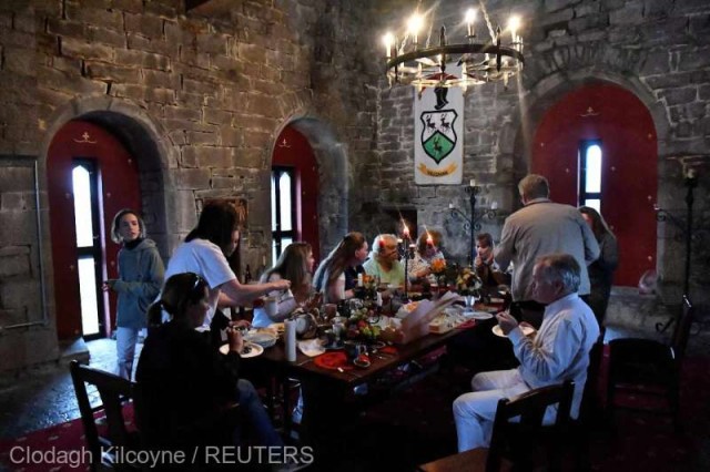 Refugiaţi ucraineni, găzduiţi într-un castel medieval din Irlanda