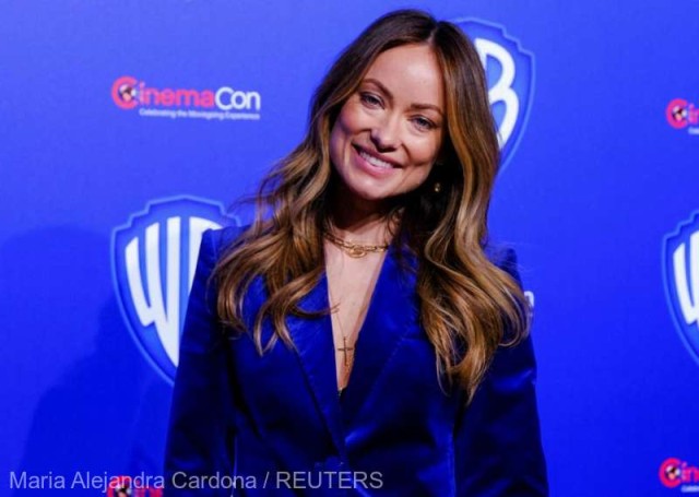 Actriţa Olivia Wilde a primit un plic cu documente juridice pe scenă