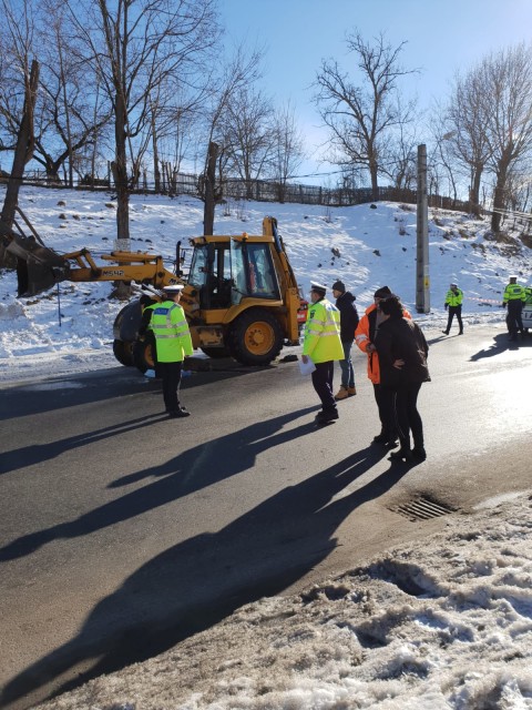 Un vârstnic a fost lovit de un buldoexcavator care dădea cu spatele