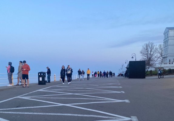 Constănţenii au luat cu asalt faleza de la Cazino şi în a treia zi de Paşte