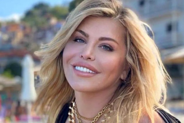 Adevărata față a Loredanei Groza! Diva, surprinsă nemachiată, în avion