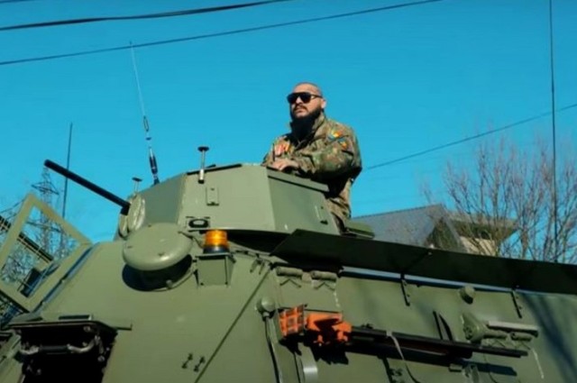 Dani Mocanu a lansat videoclipul în care apare tancul implicat în tamponarea mai multor mașini. Video