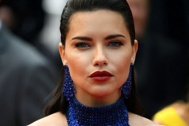 Adriana Lima, show total în timpul unei prezentări de modă! A defilat cu burtica de gravidă la vedere