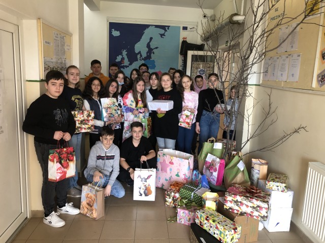 Elevii și preșcolarii de la școala din Tuzla au strâns peste 50 de pachete pentru copiii aflaţi în dificultate