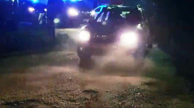 Jaf ca-n filme: Au furat o mașină, au bătut proprietarul și au fugit pe moped