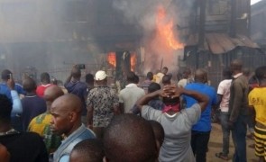 Scene de groază în Nigeria: 100 de oameni au murit într-o explozie a unei rafinării ilegale