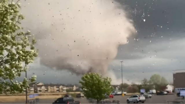 O tornadă a măturat totul în calea ei în Kansas