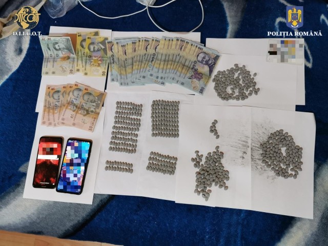 Percheziții la Constanța, într-un mega dosar de trafic de droguri; 12 bărbați, arestați