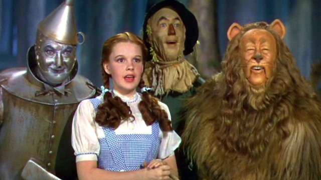 O rochie purtată de Dorothy în 'Vrăjitorul din Oz', scoasă la licitaţie