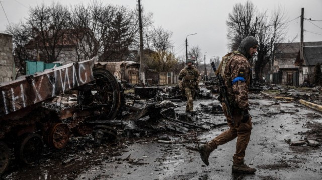 Ucraina: Zece soldaţi ruşi, inculpaţi pentru presupuse crime de război la Bucea