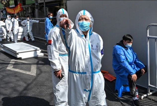 China: Copleşită de Covid, metropola Shanghai izolează şi cazurile testate negativ