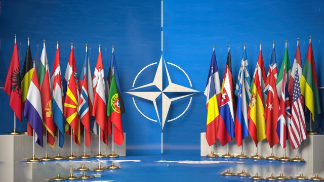 Presiuni pentru includerea 'ameninţărilor hibride' precum migraţia ilegală şi terorismul în noua foaie de parcurs politică a NATO