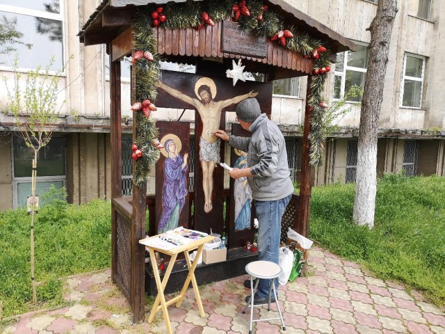 Pictura troiței de la Spitalul Clinic Județean de Urgență, restaurată de pictorul Ioan Roșu