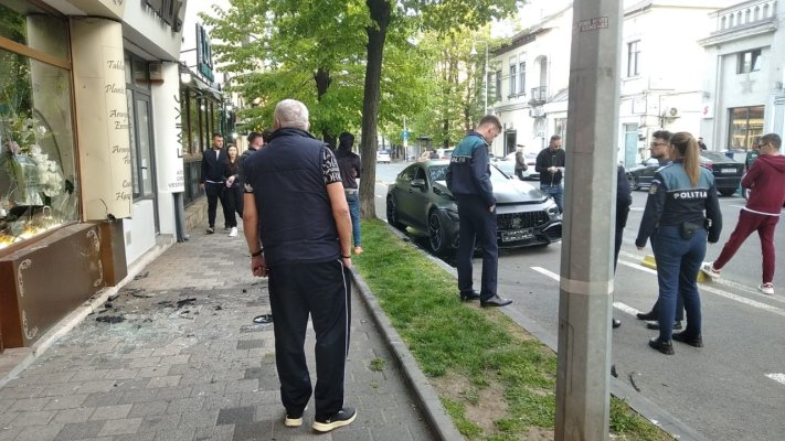 Un șmecher s-a înfipt cu bolidul în florărie, pe Tomis, apoi și-a scos numerele, ca să nu fie identificat