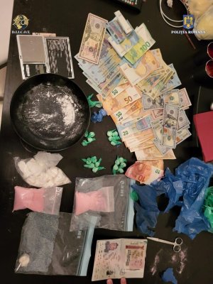 Percheziții într-un apartament din Mamaia, unde erau depozitate droguri pentru festival. Video
