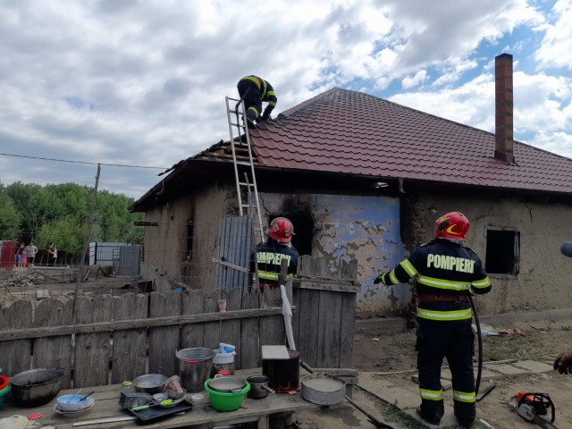 Casă în flăcări, la Grindu
