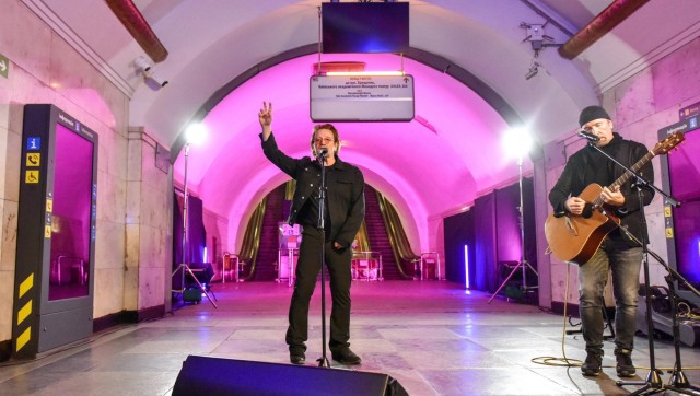 Bono, solistul de la U2, a susţinut un concert pentru 