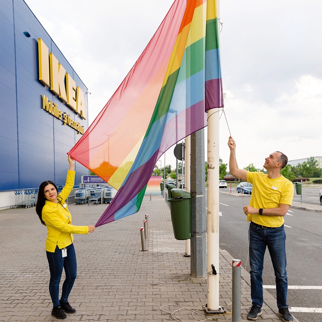 Un magazin IKEA din București a ridicat un uriaș steag LGBT