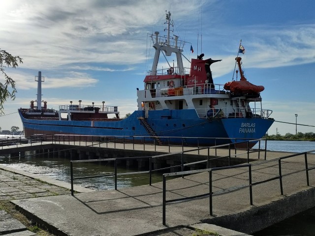 Zeci de nave maritime aşteaptă să intre pe canalul Sulina